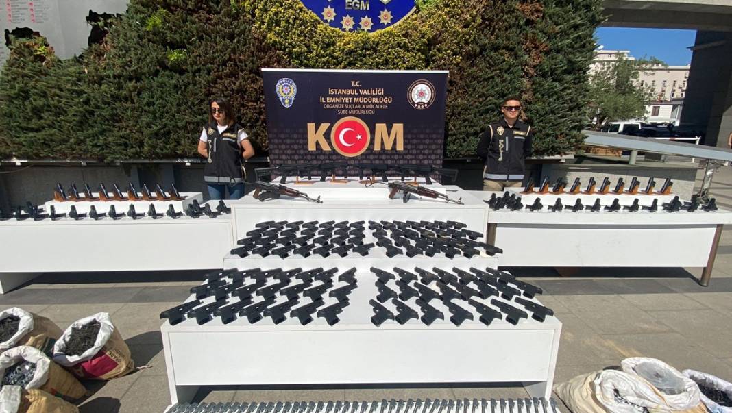 İstanbul'da silah kaçakçılarına büyük operasyon: Suç örgütlerine yollayacaklardı 1